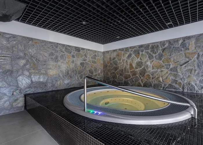 Przytulny Kat W Park W Budynku Z Basenem, Sauna, Jacuzzi 公寓 斯克拉斯卡波伦巴